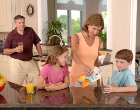 Family_drinking_juice