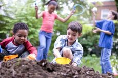 two-caucasian-and-two-african-american-children-playing-together-725x483